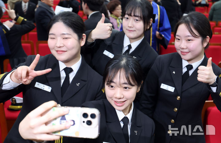  [부산=뉴시스] 하경민 기자 = 한국해양대학교 해사대학 2025학년도 전기 학위수여식이 열린 28일 부산 영도구 한국해양대 대강당에서 졸업생들이 기념사진을 찍고 있다. 이들 졸업생은 승선 실습과정을 포함한 전문 해기 교육을 이수한 뒤 상선에 승선해 실무 경험을 쌓는다. 2026.01.28. yulnetphoto@newsis.com