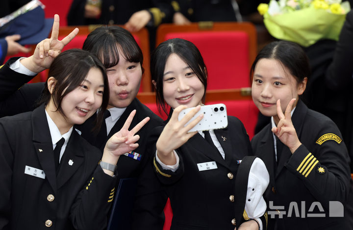  [부산=뉴시스] 하경민 기자 = 한국해양대학교 해사대학 2025학년도 전기 학위수여식이 열린 28일 부산 영도구 한국해양대 대강당에서 졸업생들이 기념사진을 찍고 있다. 이들 졸업생은 승선 실습과정을 포함한 전문 해기 교육을 이수한 뒤 상선에 승선해 실무 경험을 쌓는다. 2026.01.28. yulnetphoto@newsis.com