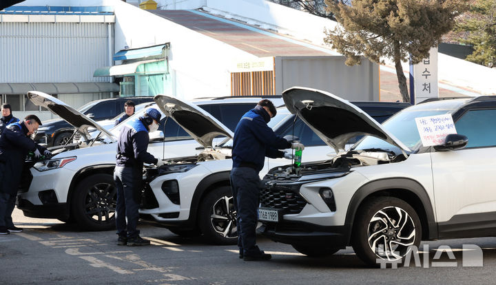 [인천=뉴시스] 전진환 기자 = 지난달 28일 오전 인천 부평구 인천 쉐보레 직영 정비사업소에서 '한국GM 직영정비 일방폐쇄 규탄 항의행동 기자회견'을 마친 전국금속노조 한국GM지부 정비부품지회 조합원들이 쉐보레 차주들의 차량을 무상점검하고 있다.&nbsp; 이날 조합원들은 한국GM의 전국 9곳 직영 정비사업소 폐쇄 방침으로 지난 1일 부터 서비스 접수가 중단된 되자 직영 정비사업소 폐쇄에 반발 쉐보레 차주들의 차량에 무상점검을 진행했다. 2026.01.28. amin2@newsis.com