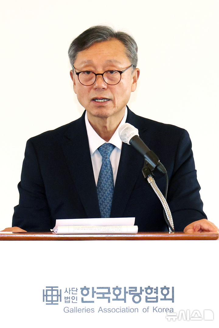 [서울=뉴시스] 박진희 기자 = 이성훈 한국화랑협회 회장이 28일 서울 중구 롯데호텔에서 '한국화랑협회 창립 50주년 기념 미디어데이' 행사에 참석하여 인사말을 하고 있다. 2026.01.28. pak7130@newsis.com