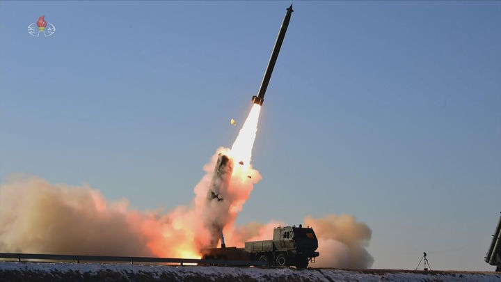 [서울=뉴시스] 북한 조선중앙TV는 지난 27일 김정은 국무위원장 참관 하에 '대구경방사포 무기체계' 시험사격을 진행했다고 28일 보도했다. 이 자리에는 딸 주애도 함께했다. (사진=조선중앙TV 캡처) 2026.01.28. photo@newsis.com *재판매 및 DB 금지