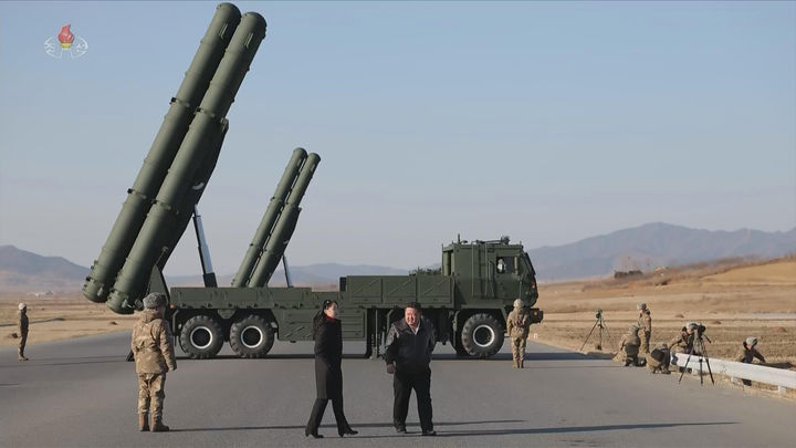 [서울=뉴시스] 북한 조선중앙TV는 지난 27일 김정은 국무위원장 참관 하에 '대구경방사포 무기체계' 시험사격을 진행했다고 28일 보도했다. 이 자리에는 딸 주애도 함께했다. (사진=조선중앙TV 캡처) 2026.01.28. photo@newsis.com *재판매 및 DB 금지