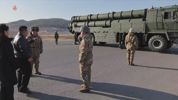 [서울=뉴시스] 북한 조선중앙TV는 지난 27일 김정은 국무위원장 참관 하에 '대구경방사포 무기체계' 시험사격을 진행했다고 28일 보도했다. 이 자리에는 딸 주애도 함께했다. (사진=조선중앙TV 캡처) 2026.01.28. photo@newsis.com *재판매 및 DB 금지