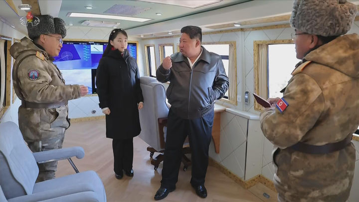 북한 김정은, 딸 주애와 함께 대구경방사포 무기체계 시험사격 참관 [뉴시스Pic]
