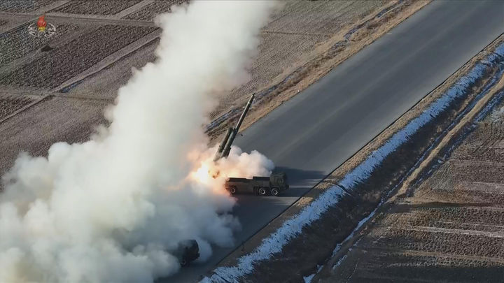 [서울=뉴시스] 북한 조선중앙TV는 지난 27일 김정은 국무위원장 참관 하에 '대구경방사포 무기체계' 시험사격을 진행했다고 28일 보도했다. 이 자리에는 딸 주애도 함께했다. (사진=조선중앙TV 캡처) 2026.01.28. photo@newsis.com *재판매 및 DB 금지
