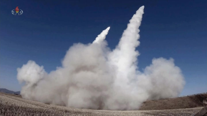 北, 600㎜방사포 증정식… 김정은 "당대회, 자위력 구상목표 천명"