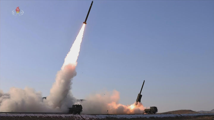 [서울=뉴시스] 북한 조선중앙TV는 지난 27일 김정은 국무위원장 참관 하에 '대구경방사포 무기체계' 시험사격을 진행했다고 28일 보도했다. 이 자리에는 딸 주애도 함께했다. (사진=조선중앙TV 캡처) 2026.01.28. photo@newsis.com *재판매 및 DB 금지