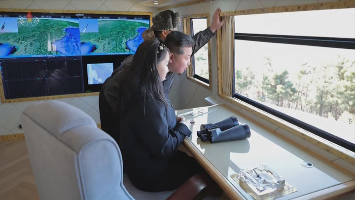 [서울=뉴시스] 북한 조선중앙TV는 지난 27일 김정은 국무위원장 참관 하에 '대구경방사포 무기체계' 시험사격을 진행했다고 28일 보도했다. 이 자리에는 딸 주애도 함께했다. (사진=조선중앙TV 캡처) 2026.01.28. photo@newsis.com *재판매 및 DB 금지