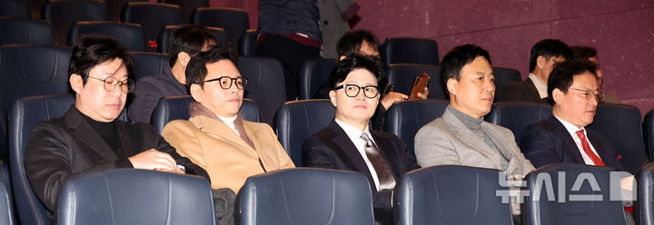 [서울=뉴시스] 김금보 기자 = 한동훈(가운데) 전 국민의힘 대표가 28일 서울 영등포구 한 영화관에서 '잊혀진 대통령: 김영삼의 개혁시대' 영화 상영 시작을 기다리고 있다. 왼쪽부터 국민의힘 진종오 의원, 박정훈 의원, 한동훈 전 대표, 정성국 의원, 김형동 의원. 2026.01.28. kgb@newsis.com