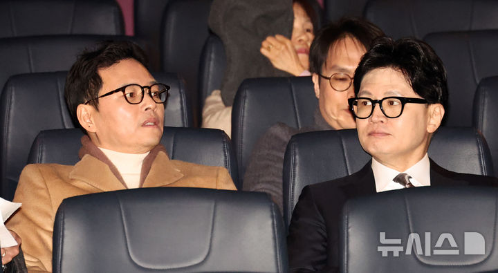 [서울=뉴시스] 김금보 기자 = 한동훈(오른쪽) 전 국민의힘 대표와 박정훈 국민의힘 의원이 28일 서울 영등포구 한 영화관에서 '잊혀진 대통령: 김영삼의 개혁시대' 영화 상영 시작을 기다리고 있다. 2026.01.28. kgb@newsis.com