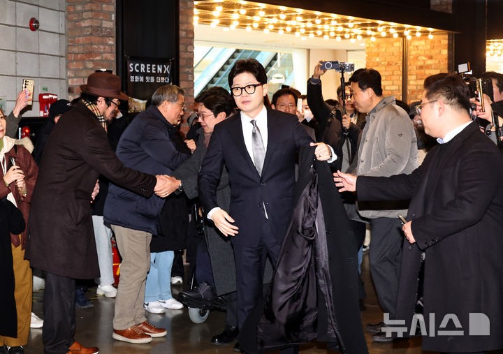 [서울=뉴시스] 김금보 기자 = 한동훈 전 국민의힘 대표가 28일 서울 영등포구 한 영화관에서 '잊혀진 대통령: 김영삼의 개혁시대' 공개 관람을 위해 이동하고 있다. 2026.01.28. kgb@newsis.com