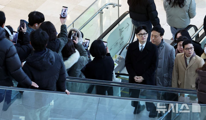 [서울=뉴시스] 김금보 기자 = 한동훈 전 국민의힘 대표가 28일 서울 영등포구 한 영화관에서 '잊혀진 대통령: 김영삼의 개혁시대' 공개 관람을 위해 이동하고 있다. 2026.01.28. kgb@newsis.com