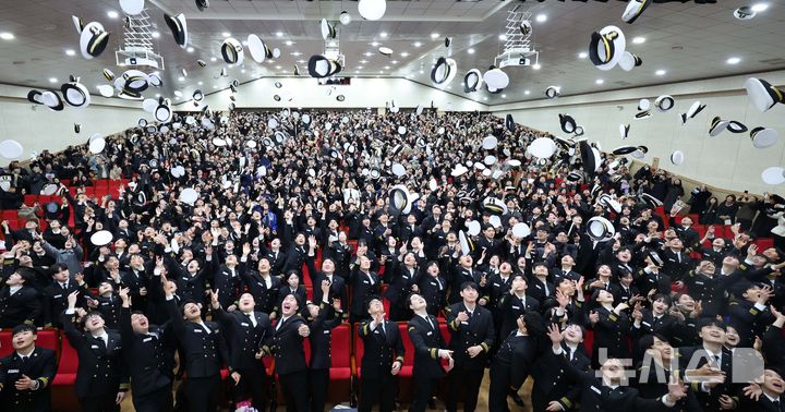  [부산=뉴시스] 하경민 기자 = 한국해양대학교 해사대학 2025학년도 전기 학위수여식이 열린 28일 부산 영도구 한국해양대 대강당에서 졸업생 460여 명이 정복에 착용하는 모자를 던지며 졸업을 자축하고 있다. 이들 졸업생은 승선 실습과정을 포함한 전문 해기 교육을 이수한 뒤 상선에 승선해 실무 경험을 쌓는다. 2026.01.28. yulnetphoto@newsis.com