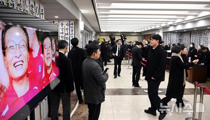 [서울=뉴시스] 사진공동취재단 = 28일 서울 종로구 서울대학교병원 장례식장에 마련된 고(故) 이해찬 전 국무총리의 빈소에 조문객들의 발길이 이어지고 있다. 2026.01.28. photo@newsis.com