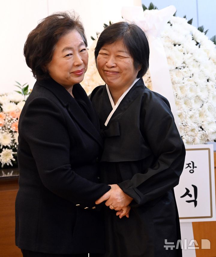 [서울=뉴시스] 사진공동취재단 = 현정은 현대그룹 회장이 28일 서울 종로구 서울대학교병원 장례식장에 마련된 고(故) 이해찬 전 국무총리의 빈소에서 조문한 뒤 이 전 총리 부인인 김정옥 여사를 위로하고 있다. 2026.01.28. photo@newsis.com