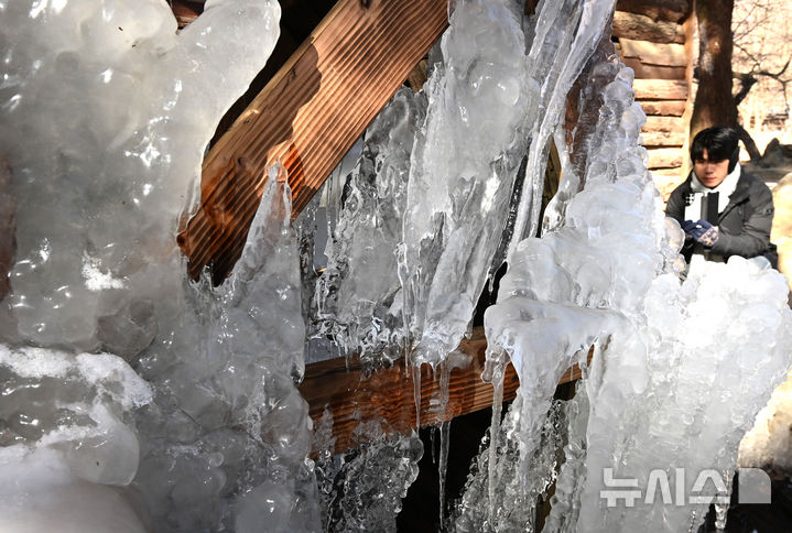[용인=뉴시스] 김종택 기자 = 전국 곳곳에 한파특보가 발효된 28일 경기 용인시 한국민속촌에 설치된 물레방아가 꽁꽁 얼어 있다. 2026.01.28. jtk@newsis.com