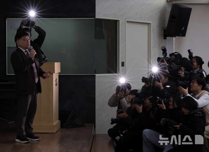 [서울=뉴시스] 배훈식 기자 = 민희진 전 어도어 대표 법률대리인 김선웅 변호사가 28일 오후 서울 종로구 교원종각빌딩에서 열린 기자회견에서 아이돌 그룹 뉴진스 템퍼링 의혹에 대해 발언하고 있다. 2026.01.28. dahora83@newsis.com