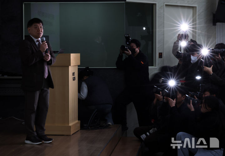 [서울=뉴시스] 배훈식 기자 = 민희진 전 어도어 대표 법률대리인 김선웅 변호사가 28일 오후 서울 종로구 교원종각빌딩에서 열린 기자회견에서 아이돌 그룹 뉴진스 템퍼링 의혹에 대해 발언하고 있다. 2026.01.28. dahora83@newsis.com