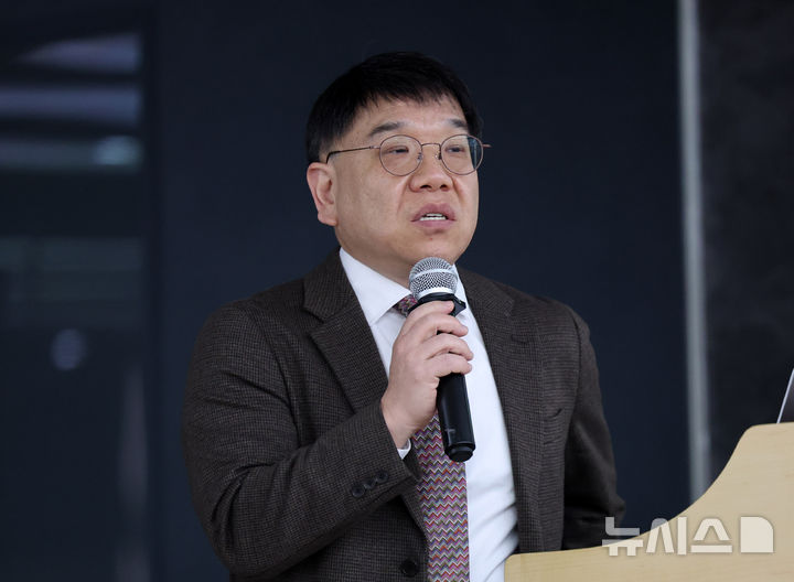 [서울=뉴시스] 배훈식 기자 = 민희진 전 어도어 대표 법률대리인 김선웅 변호사가 28일 오후 서울 종로구 교원종각빌딩에서 열린 기자회견에서 아이돌 그룹 뉴진스 템퍼링 의혹에 대해 발언하고 있다. 2026.01.28. dahora83@newsis.com