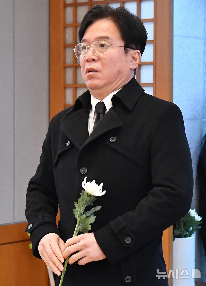 [서울=뉴시스] 사진공동취재단 = 김영훈 고용노동부 장관이 28일 서울 종로구 서울대학교병원 장례식장에 마련된 고(故) 이해찬 전 국무총리의 빈소를 조문하고 있다. 2026.01.28. photo@newsis.com