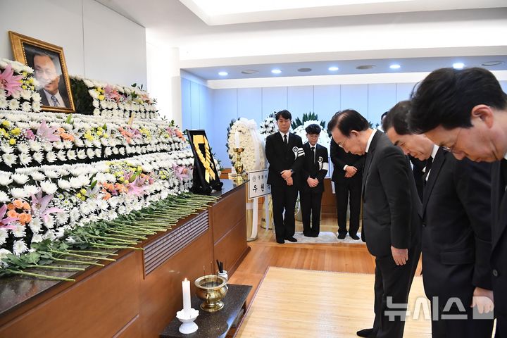 [서울=뉴시스] 사진공동취재단 = 김관용 전 경북지사와 태영호 전 국회의원이 28일 서울 종로구 서울대학교병원 장례식장에 마련된 고(故) 이해찬 전 국무총리 빈소를 조문하고 있다. 2026.01.28. photo@newsis.com