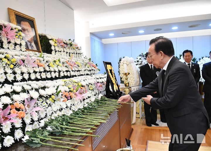 [서울=뉴시스] 사진공동취재단 = 김관용 전 경북지사가 28일 서울 종로구 서울대학교병원 장례식장에 마련된 고(故) 이해찬 전 국무총리 빈소를 조문하고 있다. 2026.01.28. photo@newsis.com