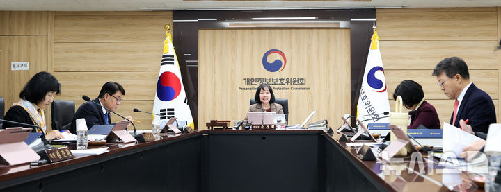 [서울=뉴시스] 김선웅 기자 = 송경희 개인정보보호위원장이 28일 서울 종로구 정부서울청사에서 열린 제2회 개인정보보호위원회 전체회의에서 모두발언을 하고 있다. 2026.01.28. mangusta@newsis.com