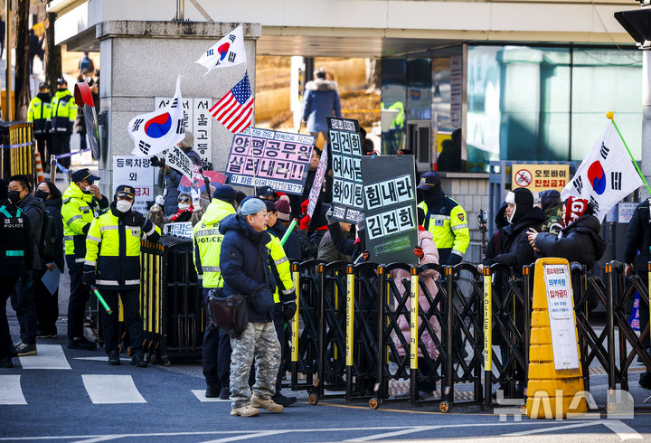 [서울=뉴시스] 정병혁 기자 = 통일교 현안 청탁과 금품·정치자금 수수 혐의를 받는 김건희 여사의 1심 선고공판을 앞둔 28일 서울 서초구 서울중앙지방법원 앞에서 지지자들이 김건희 여사를 응원하는 문구를 들고 있다. 2026.01.28. jhope@newsis.com