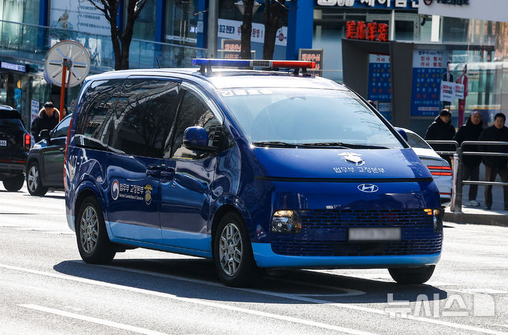[서울=뉴시스] 정병혁 기자 = 통일교 현안 청탁과 금품·정치자금 수수 혐의를 받는 김건희 여사의 1심 선고공판을 앞둔 28일 서울 서초구 서울중앙지방법원으로 김건희 여사가 탑승한 호송차량이 도착하고 있다. 2026.01.28. jhope@newsis.com
