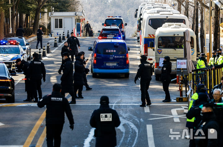 [서울=뉴시스] 정병혁 기자 = 통일교 현안 청탁과 금품·정치자금 수수 혐의를 받는 김건희 여사의 1심 선고공판을 앞둔 28일 서울 서초구 서울중앙지방법원으로 김건희 여사가 탑승한 호송차량이 들어가고 있다. 2026.01.28. jhope@newsis.com