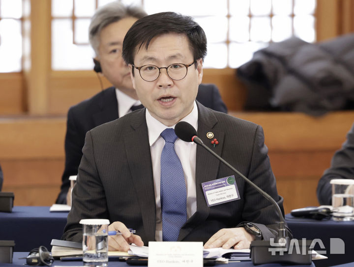 [서울=뉴시스] 최동준 기자 = 여한구 산업통상부 통상교섭본부장이 28일 청와대에서 열린 외국인 투자 기업 간담회에서 '청년도약 지역성장 중심의 외국인투자 지원 정책방향'에 대해 발표하고 있다. 2026.01.28. photocdj@newsis.com