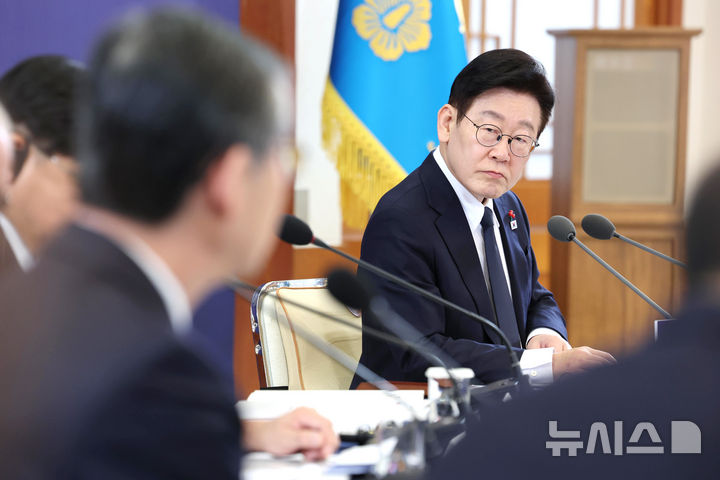 [서울=뉴시스] 최동준 기자 = 이재명 대통령이 28일 청와대에서 열린 외국인 투자 기업 간담회에서 참석자 발언을 듣고 있다. 2026.01.28. photocdj@newsis.com