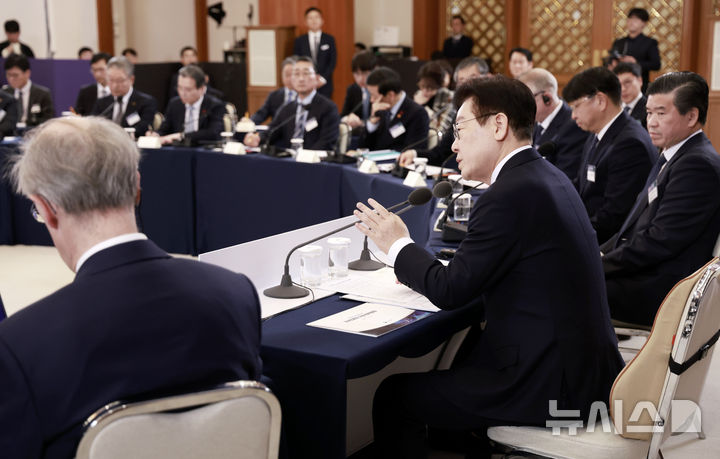 [서울=뉴시스] 최동준 기자 = 이재명 대통령이 28일 청와대에서 열린 외국인 투자 기업 간담회에서 발언하고 있다. 2026.01.28. photocdj@newsis.com