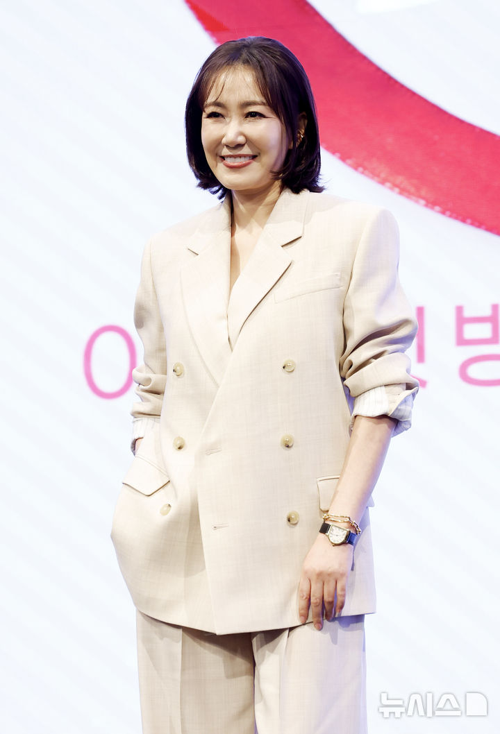 [서울=뉴시스] 김혜진 기자 = 배우 유호정이 28일 오후 서울 구로구 더세인트에서 열린 KBS2 새 주말드라마 '사랑을 처방해 드립니다' 제작발표회에서 포즈를 취하고 있다. 2026.01.28. jini@newsis.com