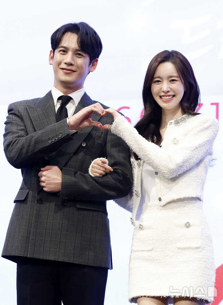 [서울=뉴시스] 김혜진 기자 = 배우 박기웅(왼쪽), 진세연이 28일 오후 서울 구로구 더세인트에서 열린 KBS2 새 주말드라마 '사랑을 처방해 드립니다' 제작발표회에서 포즈를 취하고 있다. 2026.01.28. jini@newsis.com