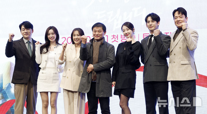 [서울=뉴시스] 김혜진 기자 = 배우 김승수(왼쪽부터), 진세연, 유호정, 한준서 감독, 소이현, 박기웅, 김형묵이 28일 오후 서울 구로구 더세인트에서 열린 KBS2 새 주말드라마 '사랑을 처방해 드립니다' 제작발표회에서 포즈를 취하고 있다. 2026.01.28. jini@newsis.com