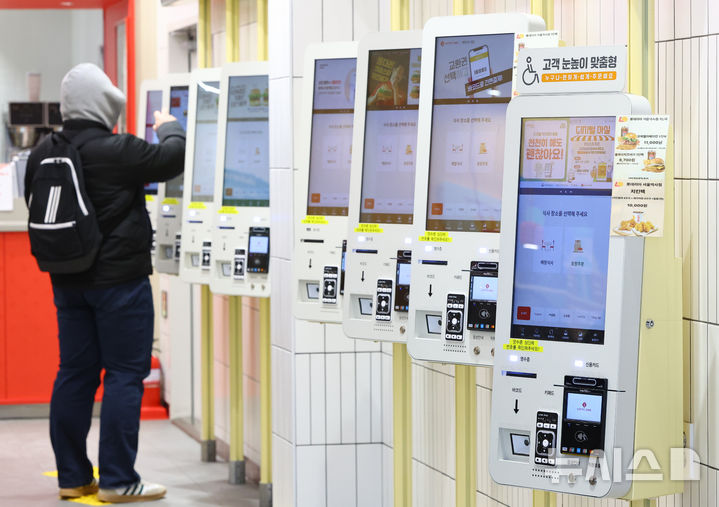 '장애인·고령 키오스크' 설치 의무화에도…"고가 부담"
