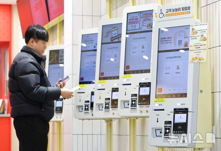 [서울=뉴시스] 황준선 기자 = 바닥면적 50㎡ 이상 근린생활시설 등에 '장벽없는 무인정보단말기'(배리어프리 키오스크) 설치·운영 의무가 시행된 지난 1월 28일 서울 시내 한 패스트푸드점에 배리어프리 키오스크가 설치돼 있다. (사진은 기사와 직접 관련이 없습니다.) 2026.03.10. hwang@newsis.com