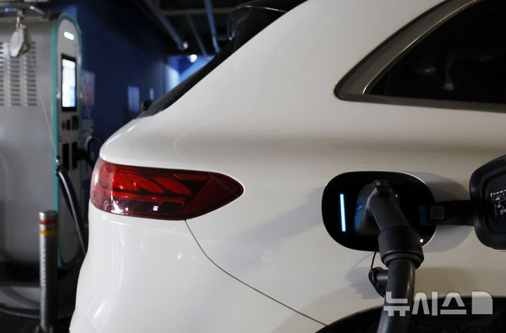 [서울=뉴시스] 지난 1월 서울 시내 한 쇼핑몰에 설치된 전기자동차 충전소에서 전기 차량이 충전되고 있다.미국에서 휘발유 가격이 갤런당 4달러를 넘는 등 연료비가 급등하자 전기차 수요가 다시 살아나고 있다. (사진=뉴시스DB) 2026.04.03.