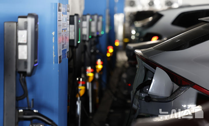 [서울=뉴시스] 김혜진 기자 = 28일 서울 시내 한 쇼핑몰에 설치된 전기자동차 충전소에서 전기 차량이 충전되고 있다. 2026.01.28. jini@newsis.com