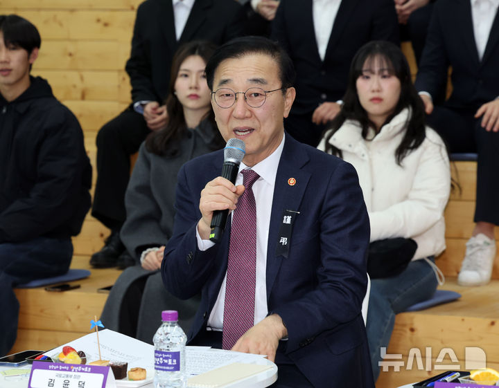 [서울=뉴시스] 배훈식 기자 = 김윤덕 국토교통부 장관이 28일 오후 서울 종로구 청년형 신축매입임대 현장에서 열린 입주 청년들과의 간담회에서 인사말을 하고 있다. 2026.01.28. dahora83@newsis.com