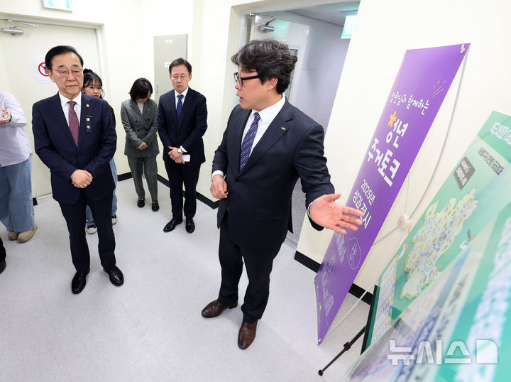 [서울=뉴시스] 배훈식 기자 = 김윤덕 국토교통부 장관이 28일 오후 서울 종로구 청년형 신축매입임대 현장을 방문해 현황 보고를 받고 있다. 2026.01.28. dahora83@newsis.com