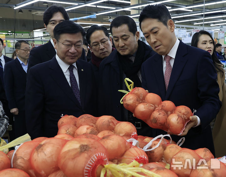 장동혁, 당무 복귀 첫 행보로 물가 점검…"고물가인데 현금 살포"(종합)