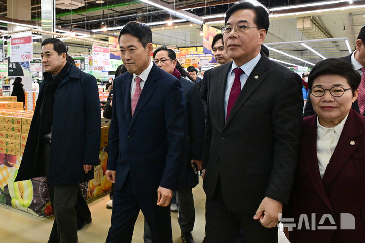 [서울=뉴시스] 김근수 기자 = 단식 종료 후 당무에 복귀한 장동혁 국민의힘 대표가 28일 서울 서초구 하나로마트 양재점을 찾아 설 맞이 물가를 살펴 본 후 굳은 표정으로 매장을 나서고 있다. 오른쪽부터 임이자 국회 재정경제기획위원장, 송언석 원내대표, 장 대표.(공동취재) 2025.01.28. photo@newsis.com
