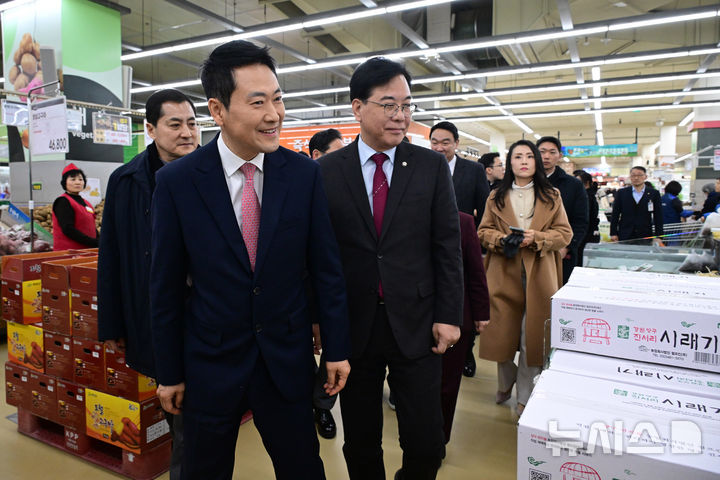 [서울=뉴시스] 김근수 기자 = 단식 종료 후 당무에 복귀한 장동혁 국민의힘 대표가 28일 서울 서초구 하나로마트 양재점을 찾아 설 맞이 물가를 살펴보며 직원들에게 미소짓고 있다. (공동취재) 2025.01.28. photo@newsis.com