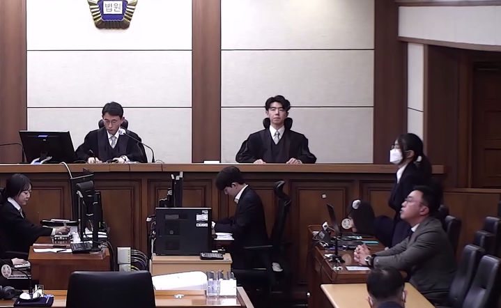 [서울=뉴시스] 조성우 기자 = 통일교 금품 수수 의혹 등으로 재판에 넘겨진 김건희 여사가 지난 28일 서울 서초구 서울중앙지방법원에서 열린 1심 선고공판에서 실형을 선고받고 있다. 서울중앙지법 형사합의27부(부장판사 우인성)는 28일 오후 김 여사의 자본시장법 위반, 정치자금법 위반, 특정범죄가중처벌 등에 관한 법률(특가법)상 알선수재 등 혐의 사건 선고기일을 열고 징역 1년8개월을 선고했다. (사진=서울중앙지법 제공) 2026.01.28. photo@newsis.com *재판매 및 DB 금지