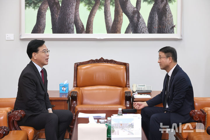 [서울=뉴시스] 김금보 기자 = 한병도(오른쪽) 더불어민주당 원내대표와 송언석 국민의힘 원내대표가 28일 오후 서울 여의도 국회에서 회동을 하고 있다. 2026.01.28. kgb@newsis.com