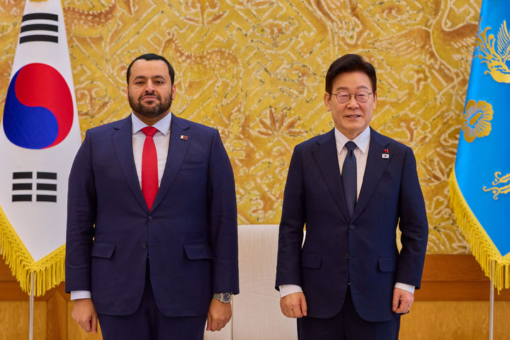 [서울=뉴시스] 최동준 기자 = 이재명 대통령이 28일 청와대에서 모하메드 빈 압둘아지즈 알-쿨라이피(왼쪽 네번째) 카타르 국왕 특사를 접견하며 기념촬영을 하고 있다. (사진=청와대 제공) 2026.01.28. photo@newsis.com *재판매 및 DB 금지