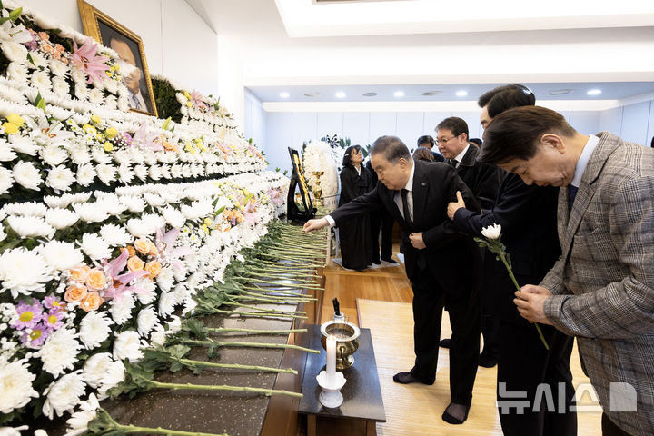 [서울=뉴시스] 사진공동취재단 = 문희상 전 국회의장이 28일 오후 서울 종로구 서울대학교병원 장례식장에 마련된 고 이해찬 전 국무총리의 빈소에서 조문을 하고 있다. 2026.01.28. photo@newsis.com
