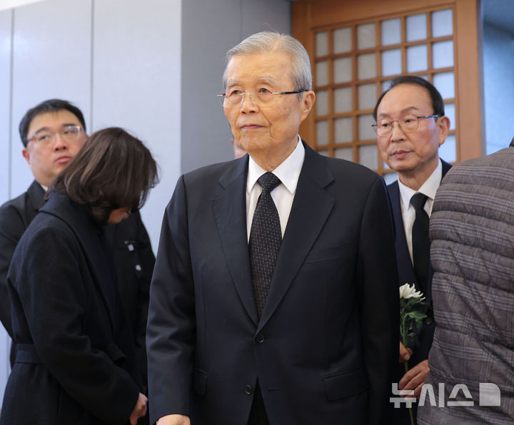 [서울=뉴시스] 사진공동취재단 = 김종인 전 국민의힘 비상대책위원장이 지난 1월28일 오후 서울 종로구 서울대학교병원 장례식장에 마련된 고 이해찬 전 국무총리의 빈소에서 조문을 하고 있다. 2026.01.28. photo@newsis.com